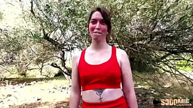 Meet Daisy′s ass🍑-crack &mdash;  as she drops it like it′s hot for gangbang orgies