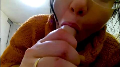 Smokin' hot mom gets her lenses dirty with cock🌭-sucking and jizz-lovin'