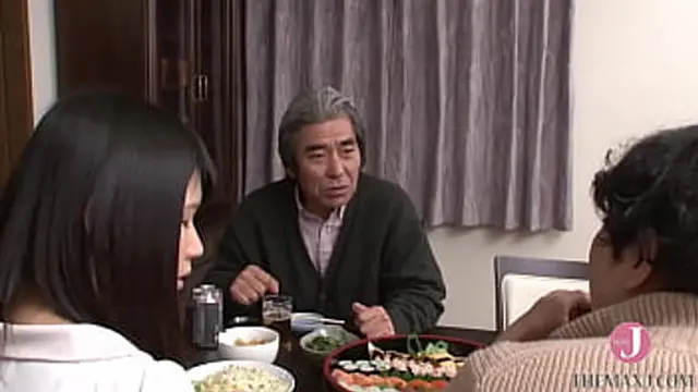 Cute short-haired Japanese wife with amazing ass🍑 can′t resist her hunk-in-law′s big cock🍆