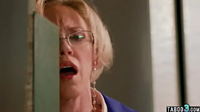  Busty MILF gets raw anal👌 from massive cock🍆 in quiet library