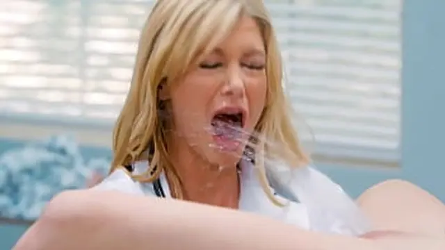 Hot MILF disciplines amateur with lesbian action