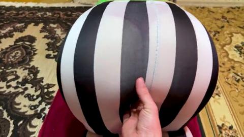 Tight pants accentuate the huge butt🍑 for sexy action