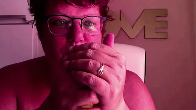 Quivering ex-spouse′s gigantic booty gets ravaged by lusty fingers & wicked desires