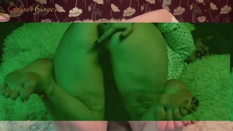 Dirty mature cougar fingers her big ass🍑 like a pro